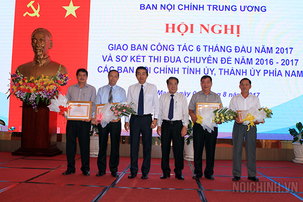 Đồng chí Võ Văn Dũng, Ủy viên Trung ương Đảng, Phó Trưởng ban Thường trực Ban Nội chính Trung ương và đồng chí Dương Thanh Bình, Ủy viên Trung ương Đảng, Bí thư tỉnh ủy Cà Mau trao Bằng khen, tặng hoa chúc mừng Ban Nội chính Thành ủy Thành phố Hồ Chí Minh; Ban Nội chính Tỉnh ủy An Giang; Bà Rịa - Vũng Tàu; Bình Phước đã có thành tích xuất sắc trong thi đua chuyên đề năm 2016-2017