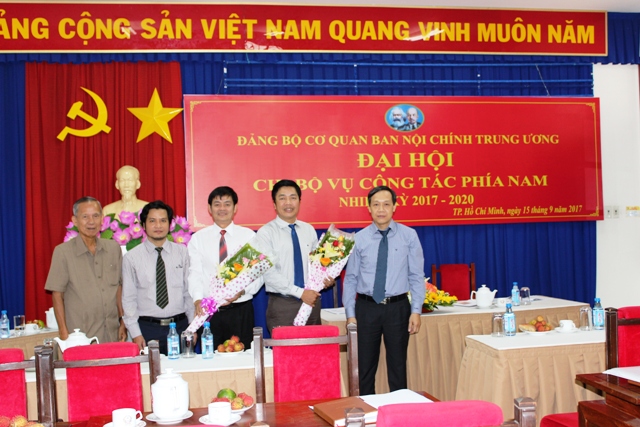 Đồng chí Trương Vĩnh Trọng, nguyên UVBCT, nguyên PTTg, Nguyên Trưởng Ban NCTƯ và Đồng chí Nguyễn Thanh Hải, UVBTV Đảng ủy cơ quan tặng hoa chúc mừng Ban Chỉ ủy Vụ Công tác phía Nam nhiệm kỳ 2017-2020