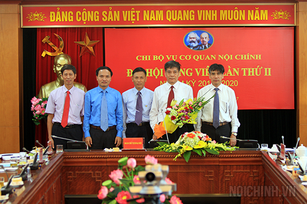 Các đồng chí đại diện Đảng ủy Cơ quan Ban Nội chính Trung ương tặng hoa chúc mừng Chi ủy Chi bộ Vụ  Cơ quan Nội chính, Ban Nội chính Trung ương