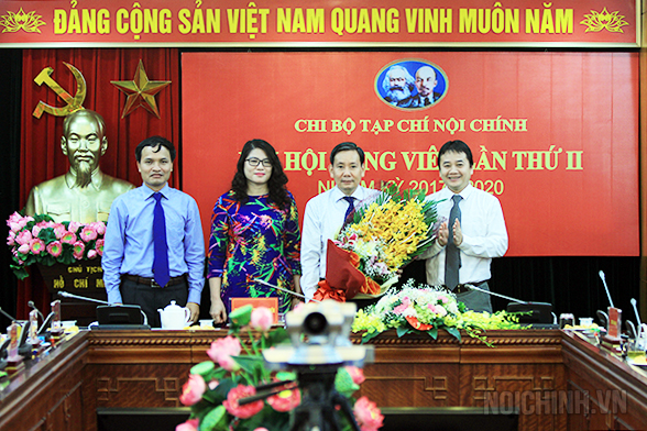 Đồng chí Tạ Văn Giang, Ủy viên Ban Thường vụ Đảng ủy Cơ quan Ban Nội chính Trung ương chúc mừng Chi ủy Chi bộ Tạp chí Nội chính nhiệm kỳ 2017-2020