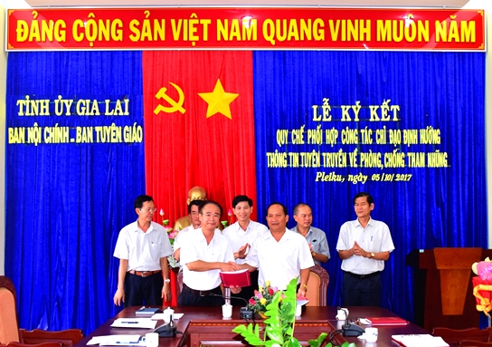 Đại diện hai cơ quan tham dự lễ ký kết