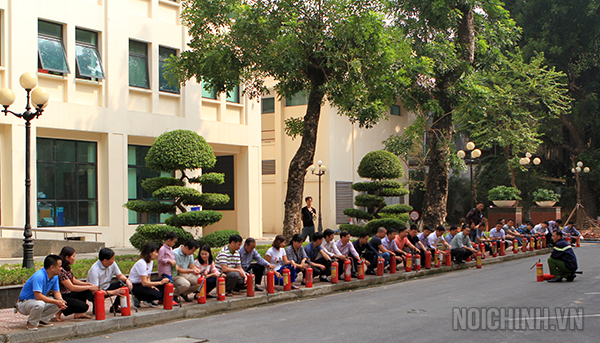 Cán bộ, công chức, nhân viên Ban Nội chính Trung ương thực hành sử dụng bình khí CO2 và bình bột để dập đám cháy