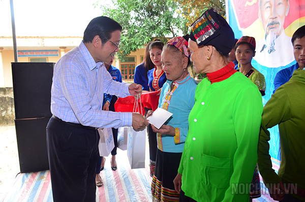 Đồng chí Phan Đình Trạc, Bí thư Trung ương Đảng, Trưởng Ban Nội chính Trung ương, Phó Trưởng ban Thường trực Ban Chỉ đạo Trung ương về phòng, chống tham nhũng tặng quà cho người dân bản Trung Hương, xã Yên Khê