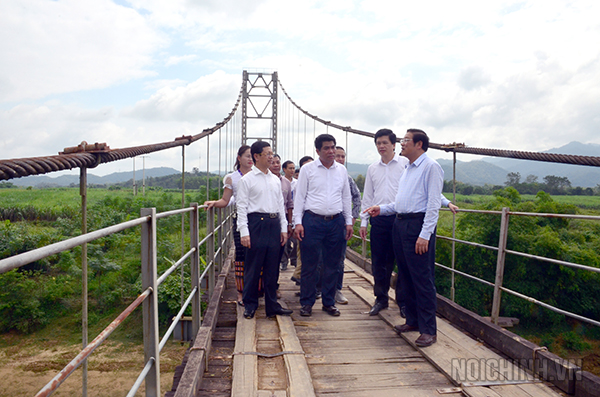 Đồng chí Phan Đình Trạc, Bí thư Trung ương Đảng, Trưởng Ban Nội chính Trung ương, Phó Trưởng ban Thường trực Ban Chỉ đạo Trung ương về phòng, chống tham nhũng và các đồng chí Lãnh đạo tỉnh, huyện Con Cuông  kiểm tra cầu treo Chôm Lôm, xã Lạng Khê, huyện Con Cuông