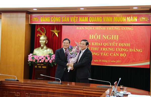 Đồng chí Phan Đình Trạc, Bí thư Trung ương Đảng, Trưởng Ban Nội chính Trung ương, Phó Trưởng ban Thường trực Ban Chỉ đạo Trung ương về phòng, chống tham nhũng tặng hoa chúc mừng đồng chí Phạm Gia Túc, Phó trưởng Ban Nội chính Trung ương