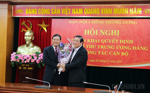 Đồng chí Phan Đình Trạc, Bí thư Trung ương Đảng, Trưởng Ban Nội chính Trung ương, Phó Trưởng ban Thường trực Ban Chỉ đạo Trung ương về phòng, chống tham nhũng tặng hoa chúc mừng đồng chí Phạm Gia Túc, Phó trưởng Ban Nội chính Trung ương