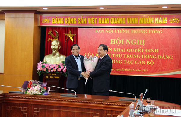 Đồng chí Nguyễn Thanh Bình, Ủy viên Trung ương Đảng, Phó trưởng Ban Thường trực Ban Tổ chức Trung ương chúc mừng đồng chí Phạm Gia Túc, Phó trưởng Ban Nội chính Trung ương