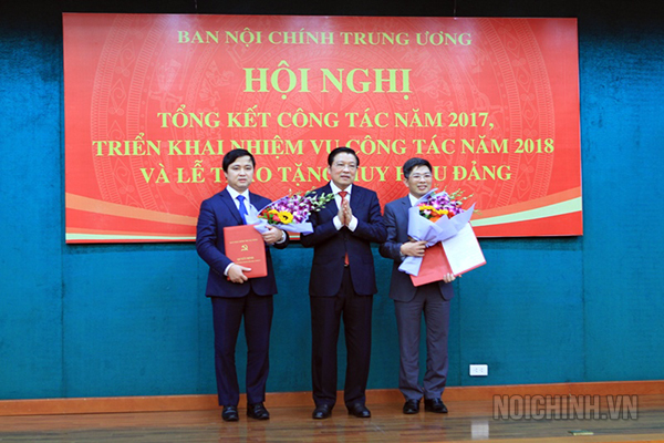 Đồng chí Phan Đình Trạc, Bí thư Trung ương Đảng, Trưởng Ban Nội chính Trung ương trao Quyết định bổ nhiệm Vụ trưởng Vụ Địa phương cho đồng chí Nguyễn Xuân Trường (bên trái) và Vụ trưởng, Thư ký Trưởng Ban cho đồng chí Đặng Văn Dũng