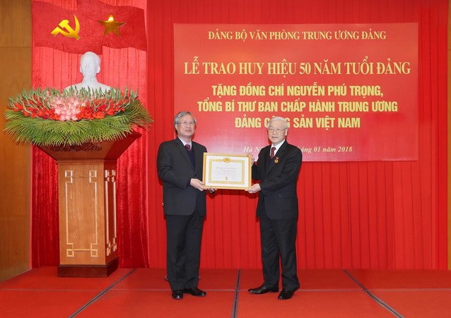 Ủy viên Bộ Chính trị, Thành viên Thường trực Ban Bí thư, Chủ nhiệm Ủy ban Kiểm tra Trung ương Trần Quốc Vượng trao tặng Huy hiệu 50 năm tuổi Đảng cho Tổng Bí thư Ban Chấp hành Trung ương Đảng Cộng sản Việt Nam Nguyễn Phú Trọng