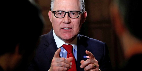 Giám đốc Cơ quan Bảo vệ Môi trường Scott Pruitt phát biểu trong một buổi phỏng vấn. (Ảnh: Reuters)