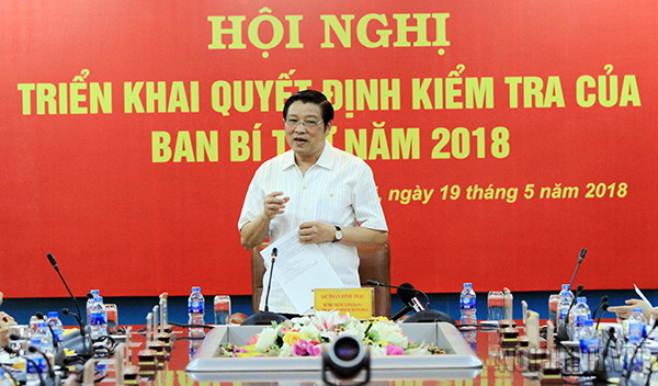 Đồng chí Phan Đình Trạc, Bí thư Trung ương Đảng, Trưởng Ban Nội chính Trung ương, Phó Trưởng ban Thường trực Ban Chỉ đạo Trung ương về phòng, chống tham nhũng, Trưởng Đoàn kiểm tra phát biểu tại Hội nghị