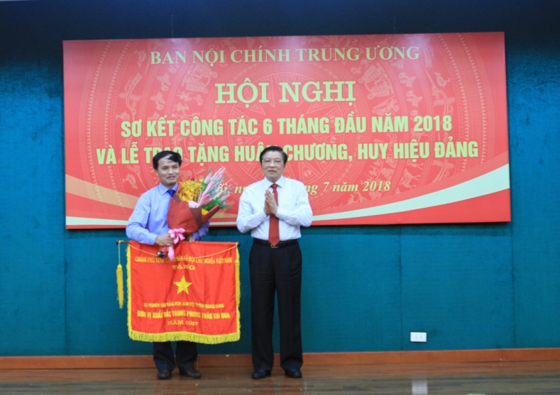 Đồng chí Phan Đình Trạc, Bí thư Trung ương Đảng, Trưởng Ban Nội chính Trung ương, Phó Trưởng ban Thường trực Ban Chỉ đạo Trung ương về phòng, chống tham nhũng trao cờ Thi đua của Chính phủ cho Vụ Nghiên cứu tổng hợp