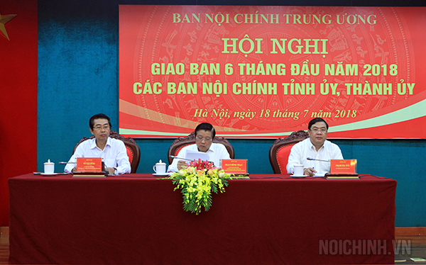 Các đồng chí: Phan Đình Trạc, Bí thư Trung ương Đảng, Trưởng Ban Nội chính Trung ương, Phó Trưởng ban Thường trực Ban Chỉ đạo Trung ương về phòng, chống tham nhũng; Võ Văn Dũng, Ủy viên Trung ương Đảng, Phó Trưởng ban Thường trực Ban Nội chính Trung ương; Phạm Gia Túc, Phó trưởng Ban Nội chính Trung ương đồng chủ trì hội nghị