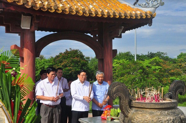 Đồng chí Phan Đình Trạc, Bí thư Trung ương Đảng, Trưởng Ban Nội chính Trung ương, Phó Trưởng ban Thường trực Ban Chỉ đạo Trung ương về phòng, chống tham nhũng, Phó Trưởng ban Thường trực Ban Chỉ đạo Cải cách tư pháp Trung ương dâng hương tại Thành cổ Quảng Trị