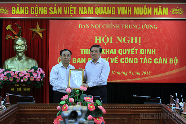 Đồng chí Phan Đình Trạc, Bí thư Trung ương Đảng, Trưởng Ban Nội chính Trung ương, Phó Trưởng ban Thường trực Ban Chỉ đạo Trung ương về phòng, chống tham nhũng, Phó Trưởng ban Thường trực Ban Chỉ đạo Cải cách tư pháp Trung ương trao Quyết định cho đồng chí Lê Văn Lân