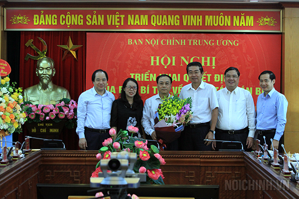 Các đồng chí Lãnh đạo Ban Nội chính Trung ương, Lãnh đạo Đảng ủy khối các Cơ quan Trung ương và Lãnh đạo Ban Chỉ đạo Tây Bắc chúc mừng đồng chí Lê Văn Lân