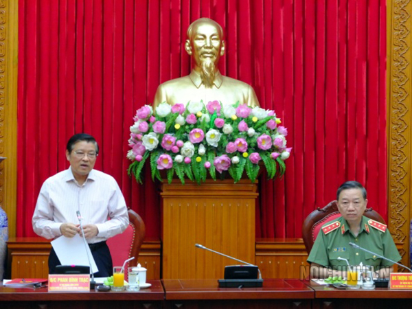 Đồng chí Phan Đình Trạc, Bí thư Trung ương Đảng, Trưởng Ban Nội chính Trung ương, Phó Trưởng ban Thường trực Ban Chỉ đạo Trung ương về phòng, chống tham nhũng, Phó Trưởng ban Thường trực Ban Chỉ đạo Cải cách tư pháp Trung ương phát biểu tại buổi làm việc