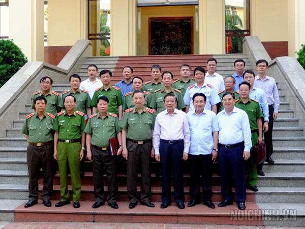 Các thành viên Đoàn công tác số 2 chụp ảnh lưu niệm với các đồng chí trong Ban Thường vụ Đảng ủy Công an Trung ương 