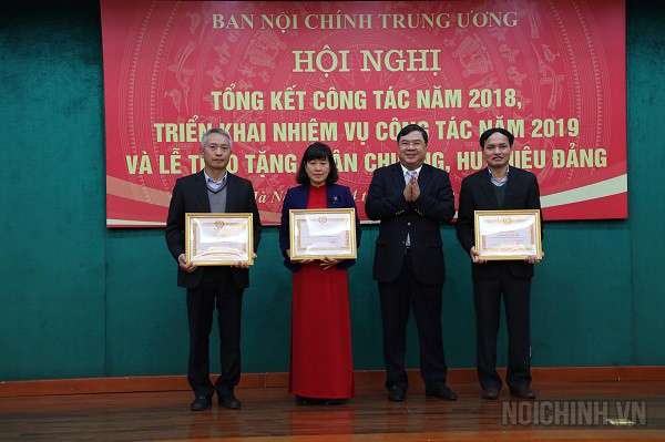 Đồng chí Phạm Gia Túc, Phó trưởng Ban Nội chính Trung ương trao Bằng khen cho 3 tập thể đã có thành tích 02 năm liên tục hoàn thành xuất sắc nhiệm vụ: Vụ 1, Vụ 3, Văn phòng