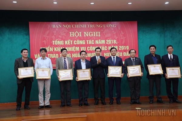 Đồng chí Nguyễn Thái Học, Phó trưởng Ban Nội chính Trung ương, Ủy viên Ban Chỉ đạo Cải cách tư pháp Trung ương trao Bằng khen cho 8 tập thể có thành tích xuất sắc, đột xuất trong công tác năm 2018: Vụ 2, 4, 5, 6, 7, 8, Tạp chí Nội chính, Văn phòng Ban Chỉ đạo Cải cách tư pháp Trung ương