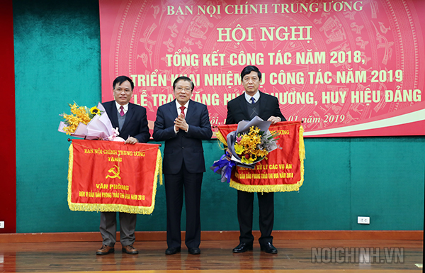 Đồng chí Phan Đình Trạc, Bí thư Trung ương Đảng, Trưởng Ban Nội chính Trung ương, Phó Trưởng ban Thường trực Ban Chỉ đạo Trung ương về phòng, chống tham nhũng, Phó Trưởng ban Thường trực Ban Chỉ đạo Cải cách tư pháp Trung ương trao Cờ thi đua Ban Nội chính Trung ương cho Vụ Theo dõi xử lý các vụ án và Văn phòng Ban