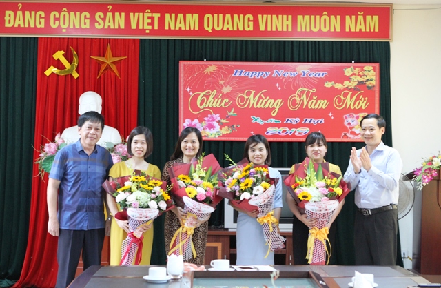 Đồng chí Nguyễn Thái Học, Phó trưởng Ban Nội chính Trung ương và đồng chíPhạm Xuân Khai, Ủy viên Ban Thường vụ, Trưởng Ban Nội chính Tỉnh ủy Phú Thọ tặng Hoa cho cán bộ, công chức nữ Ban Nội chính Tỉnh ủy Phú Thọ