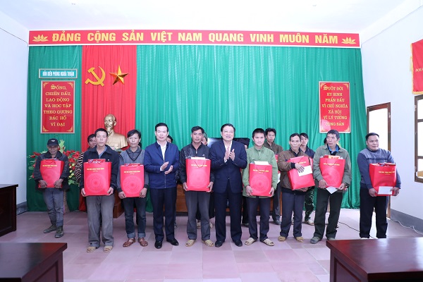 Đồng chí Phan Đình Trạc, Bí thư Trung ương Đảng, Trưởng Ban Nội chính Trung ương, Phó Trưởng ban Thường trực Ban Chỉ đạo Trung ương về phòng, chống tham nhũng, Phó Trưởng ban Thường trực Ban Chỉ đạo Cải cách tư pháp Trung ương tặng quà các hộ gia đình đặc biệt khó khăn xã Nghĩa Thuận