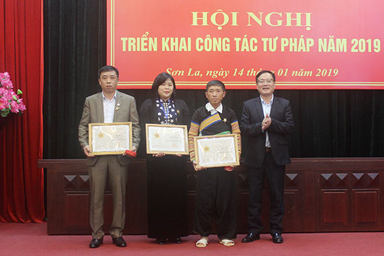 Lãnh đạo Sở Tư pháp trao 