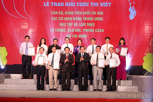 Các đồng chí: Phan Đình Trạc, Bí thư Trung ương Đảng, Trưởng Ban Nội chính Trung ương; Nguyễn Xuân Thắng, Bí thư Trung ương Đảng, Giám đốc Học viện Chính trị Quốc gia Hồ Chí Minh trao giải C cho các tập thể, cá nhân đạt giải