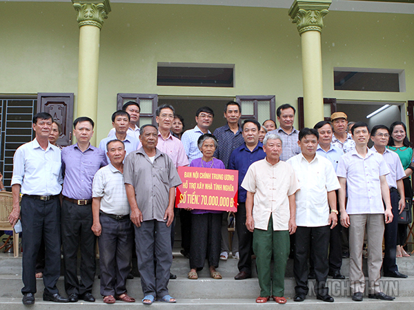 Đại diện Ban Nội chính Trung ương, đại diện Ban Nội chính Tỉnh ủy Hà Nam, đại diện chính quyền xã Thanh Lưu, huyện Thanh Liêm, tỉnh Hà Nam chụp ảnh lưu niệm tại lễ khánh thành nhà tình nghĩa 