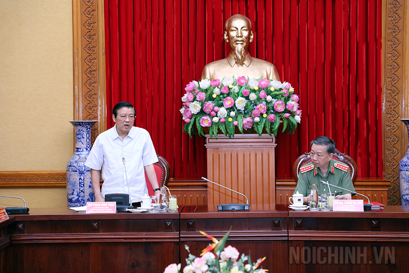 Đồng chí Phan Đình Trạc, Bí thư Trung ương Đảng, Trưởng Ban Nội chính Trung ương, Trưởng Ban Chỉ đạo tổng kết 10 năm thực hiện Nghị quyết số 49-NQ/TW của Bộ Chính trị và 5 năm thực hiện Chỉ thị số 33-CT/TW của Ban Bí thư, Trưởng Đoàn công tác phát biểu tại buổi làm việc