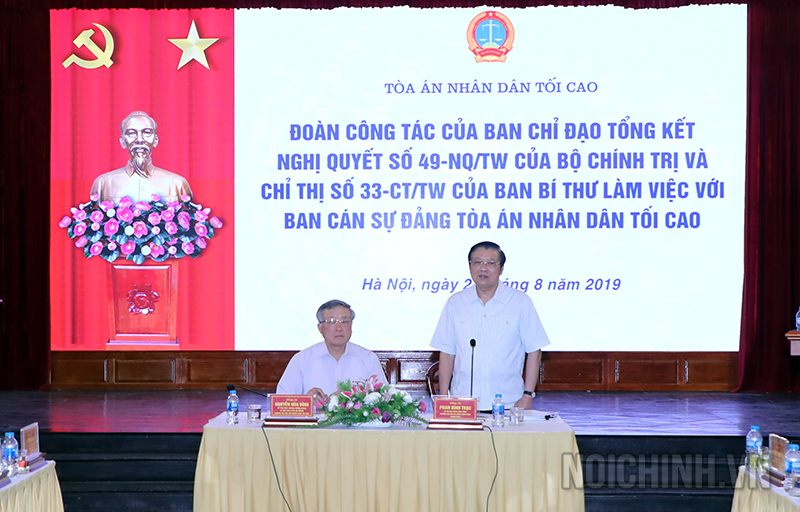 Đồng chí Phan Đình Trạc, Bí thư Trung ương Đảng, Trưởng Ban Nội chính Trung ương, Trưởng Ban Chỉ đạo tổng kết thực hiện Nghị quyết số 49-NQ/TW của Bộ Chính trị và 10 năm thực hiện Chỉ thị số 33-CT/TW của Ban Bí thư, Trưởng Đoàn công tác phát biểu tại buổi làm việc