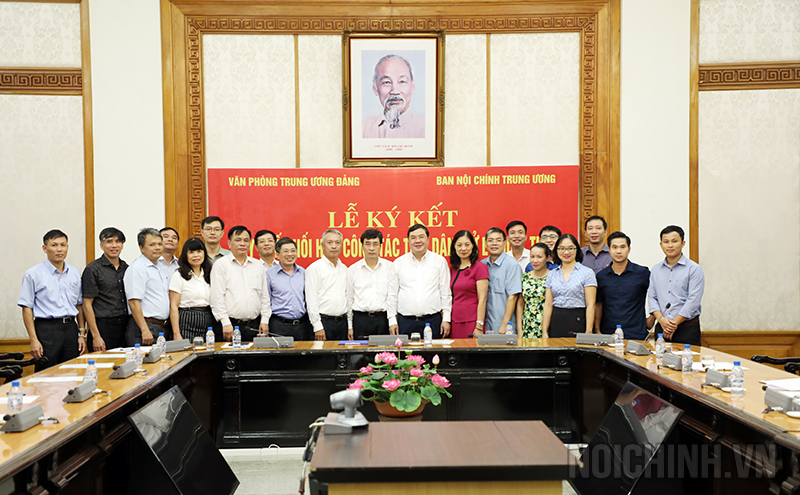 Lãnh đạo, chuyên viên hai Cơ quan tại Lễ ký