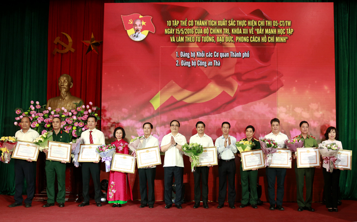 Trưởng ban Tuyên giáo Trung ương Võ Văn Thưởng và Bí thư Thành ủy Hoàng Trung Hải trao Bằng khen cho 10 tập thể tiêu biểu trong học tập, làm theo Bác