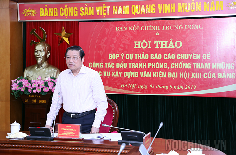 Đồng chí Phan Đình Trạc, Bí thư Trung ương Đảng, Trưởng Ban Nội chính Trung ương, Phó Trưởng ban Thường trực Ban Chỉ đạo Trung ương về phòng, chống tham nhũng, Phó Trưởng ban Thường trực Ban Chỉ đạo Cải cách tư pháp Trung ương phát biểu tại Hội thảo