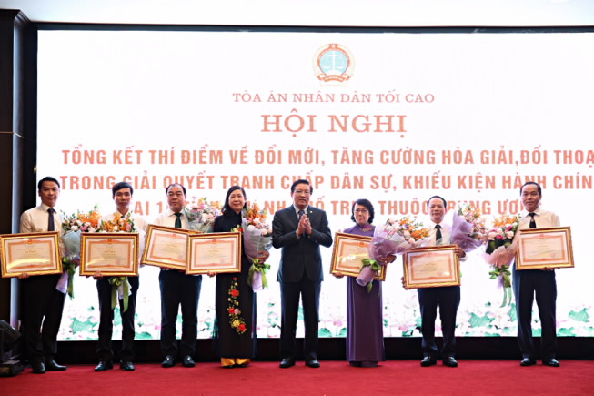 Đồng chí Phan Đình Trạc, Bí thư Trung ương Đảng, Trưởng Ban Nội chính Trung ương trao Bằng khen của Thủ tướng Chính phủ tại Hội nghị