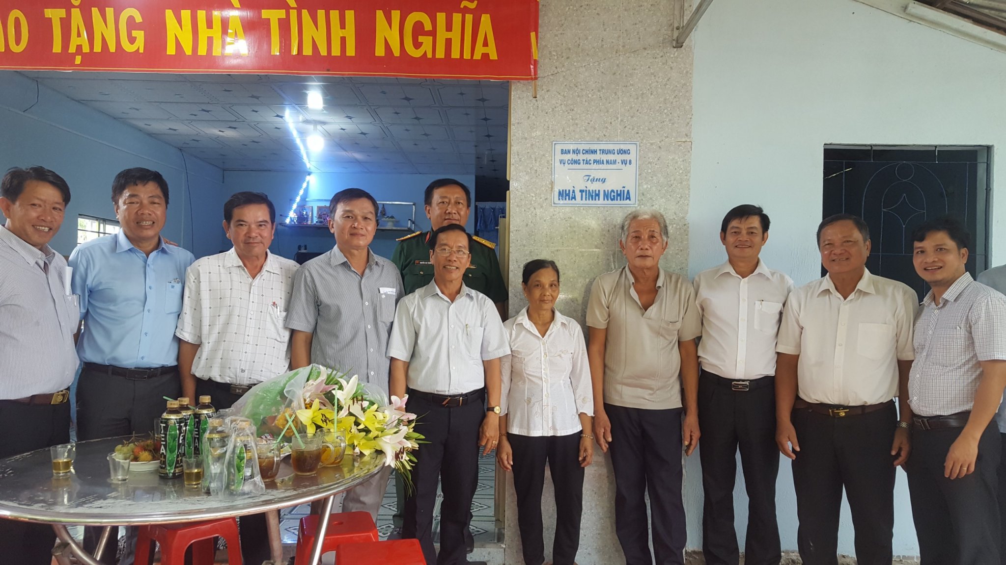 Đại diện Tổ Công đoàn Vụ công tác phía Nam, Ban Nội chính Trung ương tại buổi trao nhà tình nghĩa