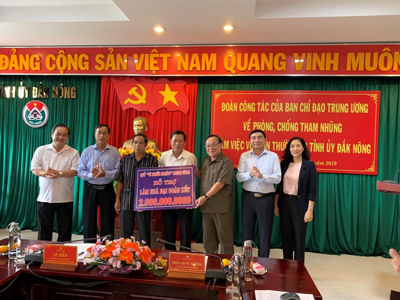 Thông qua Đoàn công tác, “Quỹ vì người nghèo” của Ủy ban Trung ương Mặt trận Tổ quốc Việt Nam hỗ trợ tỉnh Đắk Nông làm 50 căn nhà đại đoàn kết 