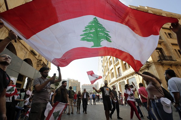 Người biểu tình tại trung tâm Thủ đô Beirut, Lebanon, ngày 19/10/2019. Ảnh: AFP