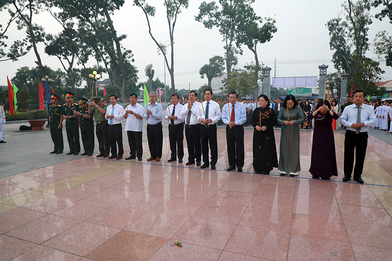 Đồng chí Phan Đình Trạc, Bí thư Trung ương Đảng, Trưởng Ban Nội chính Trung ương cùng các đồng chí Lãnh đạo tỉnh Tây Ninh và Đoàn công tác thắp hương tưởng nhớ các anh hùng liệt sĩ