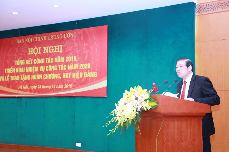 Đồng chí Phan Đình Trạc, Bí thư Trung ương Đảng, Trưởng Ban Nội chính Trung ương, Phó Trưởng ban Thường trực Ban Chỉ đạo Trung ương về phòng, chống tham nhũng, Phó Trưởng ban Thường trực Ban Chỉ đạo Cải cách tư pháp Trung ương phát biểu tại Hội nghị