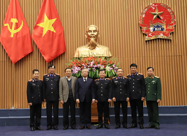 Đồng chí Trần Quốc Vượng, Thường trực Ban Bí thư và đồng chí Phan Đình Trạc, Trưởng Ban Nội chính Trung ương chụp ảnh với Lãnh đạo Viện kiểm sát nhân dân tối cao