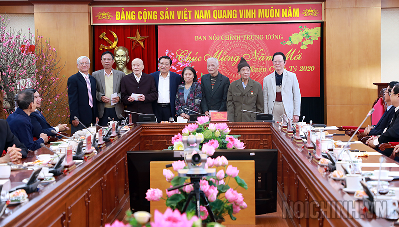 Đồng chí Phan Đình Trạc, Bí thư Trung ương Đảng, Trưởng Ban Nội chính Trung ương tặng quà, chúc mừng cán bộ hưu trí có tuổi đời cao