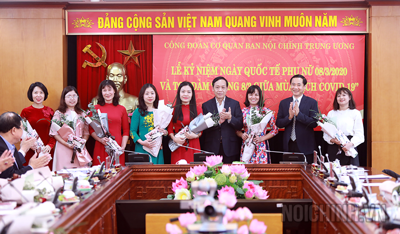 Các đồng chí: Nguyễn Thanh Hải, Phó trưởng Ban, Phó Bí thư Đảng ủy; Nguyễn Thái Học, Phó trưởng Ban, Chủ tịch Công đoàn Cơ quan tặng hoa chúc mừng nữ cán bộ, công chức, người lao động Ban Nội chính Trung ương