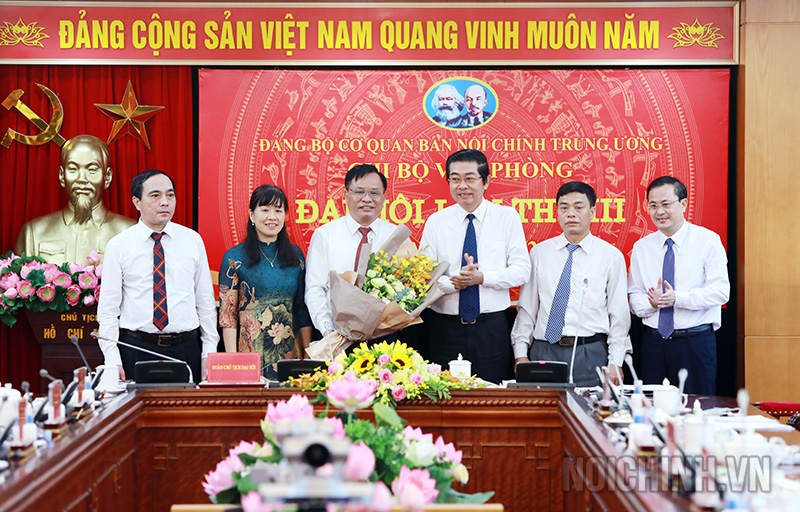 Đồng chí Võ Văn Dũng, Ủy viên Trung ương Đảng, Phó Trưởng ban Thường trực, Bí thư Đảng ủy Cơ quan Ban Nội chính Trung ương tặng hoa chúc mừng Ban Chi ủy Chi bộ Văn phòng Ban Nội chính Trung ương nhiệm kỳ 2020-2022