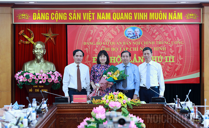 Các đồng chí: Tạ Văn Giang, Ủy viên Ban Thường vụ Đảng ủy; Nguyễn Đức Luân, Chánh Văn phòng Đảng ủy Cơ quan Ban Nội chính Trung ương tặng hoa chúc mừng Bí thư, Phó Bí thư Chi bộ Tạp chí Nội chính nhiệm kỳ 2020-2022 (ảnh Tạ Hưng)