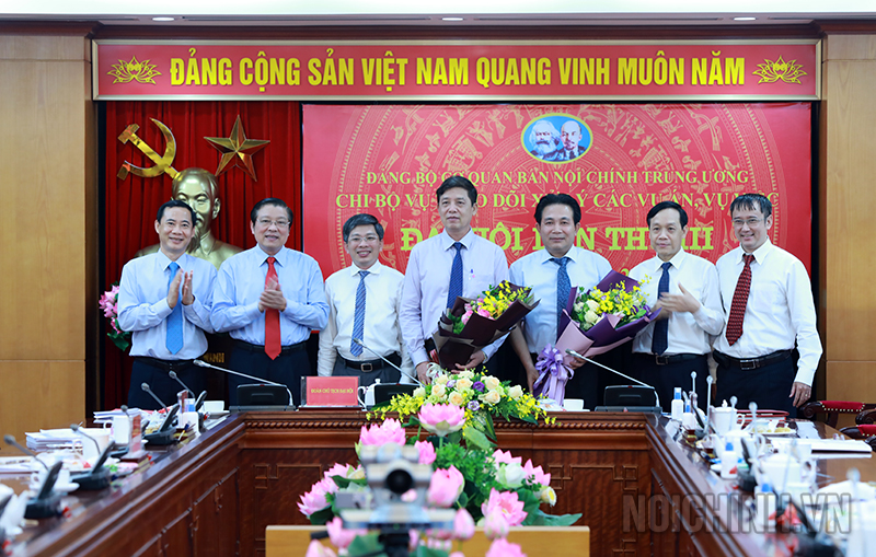 Lãnh đạo Ban, Đảng ủy, Công đoàn Cơ quan tặng hoa chúc mừng Ban Chi ủy nhiệm kỳ 2017-2020 và 2020-2022 