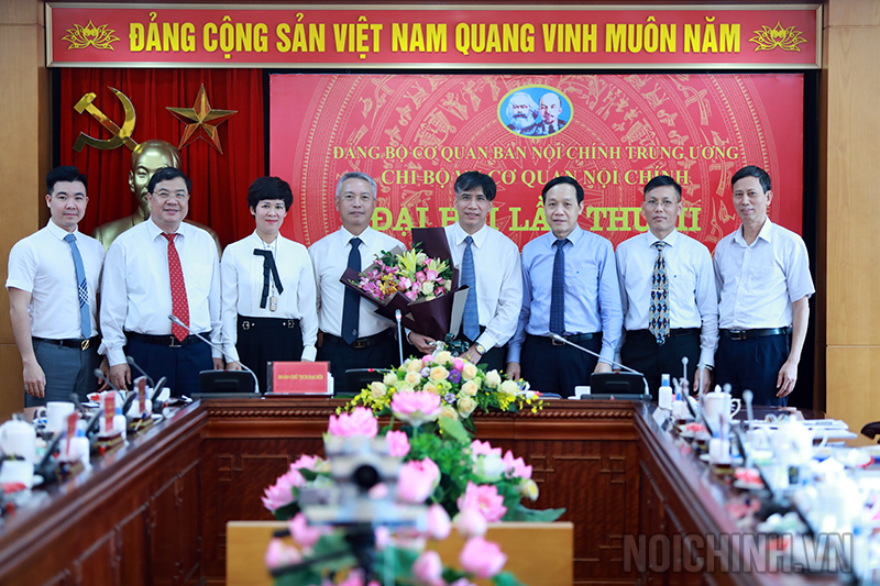 Lãnh đạo Ban, Đảng ủy, Công đoàn, Đoàn thanh niên Cơ quan Ban Nội chính Trung ương chúc mừng Ban Chi ủy Vụ Cơ quan nội chính nhiệm kỳ 2020-2022