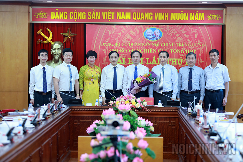 Lãnh đạo Ban, Đảng ủy, Công đoàn, Đoàn thanh niên cơ quan chúc mừng Ban Chi ủy Vụ Nghiên cứu tổng hợp, nhiệm kỳ 2020-2022