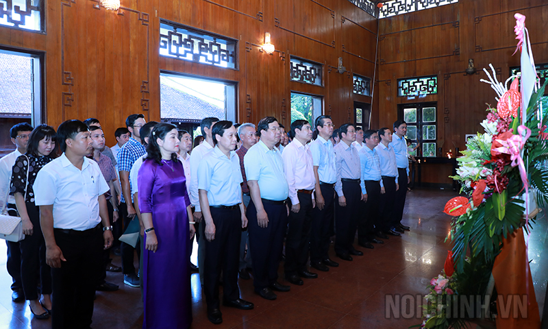 Đoàn công tác của Ban Nội chính Trung ương dâng hương, hoa tại đền thờ Chủ tịch Hồ Chí Minh trong Khu di tích lịch sử Kim Liên, Nam Đàn, Nghệ An